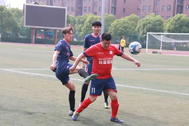 哈利伯顿遭罗林斯推倒后怒怼裁判罚技犯